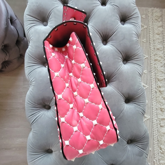 NWOB. VALENTINO GARAVANI quilted pink Spike Shoulder Bag w/ white studs - Picture 14 of 16